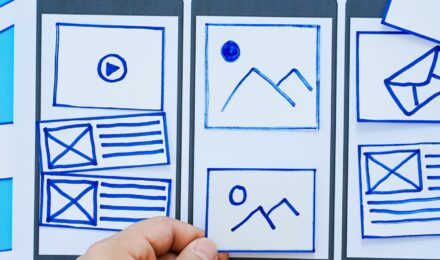 Illustration représentant l'amélioration de l'UX dans les emails et SMS pour une meilleure accessibilité et efficacité des campagnes de communication.