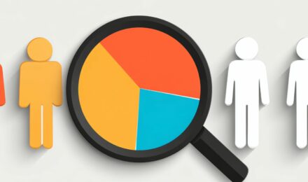 Illustration représentant un groupe de silhouettes de personnes stylisées (trois à gauche, trois à droite) avec une grande loupe au centre. La loupe magnifie un graphique circulaire (camembert) divisé en trois segments de couleurs (orange, jaune et bleu turquoise), symbolisant l'analyse de données ou l'étude de marché au sein d'un public cible pour l'élaboration de stratégies marketing digitales 2025. Deux des silhouettes (celle de gauche et celle juste à droite du centre) sont également colorées (rouge et jaune), tandis que les autres sont blanches, mettant l'accent sur la segmentation ou les tendances.
